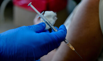 AstraZeneca: Αποσύρει το εμβόλιο για τον κορονοϊό