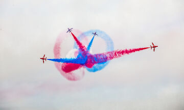 Εντυπωσιακή επίδειξη των Red Arrows στο Φλοίσβο παρουσία πλήθους κόσμου