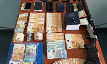 Σπείρα εφοριακών Χαλκίδας: Στο «μικροσκόπιο» τηλέφωνα, υπολογιστές και σημειώσεις