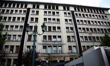 Υπουργείο Ανάπτυξης: «Καμπάνες» σε 3 servicers και εισπρακτικές