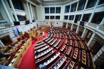 Κόντρα Γεωργιάδη-Κωνσταντοπούλου στη Βουλή – Οι «καρδούλες», τα «Pokemon», και η ακρίβεια