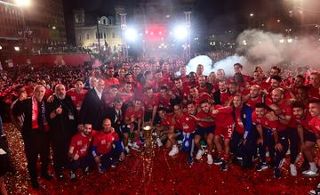 Ολυμπιακός: Πάρτι μέχρι τα ξημερώματα στον Πειραιά - Χιλιάδες οπαδοί έκαναν τη νύχτα μέρα (vid)