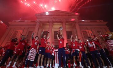 Ολυμπιακός: Τα φωτογραφικά κλικ από τη φιέστα των κατακτητών της Ευρώπης στον Πειραιά