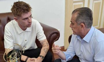 Ολυμπιακός: Ο Αντιπεριφερειάρχης Σερρών βράβευσε τον Αποστολόπουλο