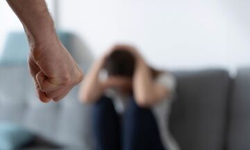 Ποινική δίωξη για ενδοοικογενειακή απειλή κατά συρροή ασκήθηκε στον δημοσιογράφο της ΕΡΤ