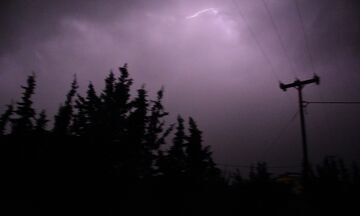 Καιρός: Πάνω από 12.000 κεραυνοί σε όλη τη χώρα – Καταιγίδες μαζί με πυρκαγιές στην Αττική