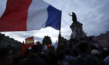Εκλογική ανατροπή στη Γαλλία: Πρωτιά για την Αριστερά, τρίτη η Λεπέν – Η κατανομή των εδρών
