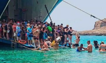 Χανιά: Επέστρεψε η εξέδρα στον Μπάλο μετά τον σάλο με τις εικόνες των τουριστών στο νερό (vid)
