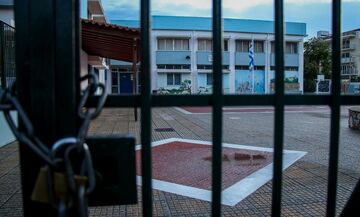 Μητέρα χτύπησε καθηγητή μέσα σε σχολείο της Μαγνησίας - Η πεθερά της βιντεοσκοπούσε το περιστατικό