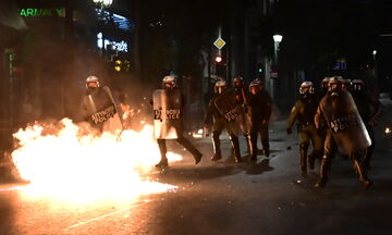 Συλλαλητήριο για τα Τέμπη: Πεδίο μάχης το Σύνταγμα - Μολότοφ, προσαγωγές και συλλήψεις