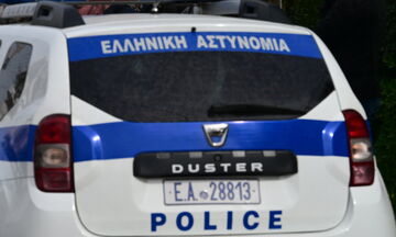 Μπουρνάζι: Δύο συλλήψεις ατόμων που απείλησαν αστυνομικούς με όπλο 