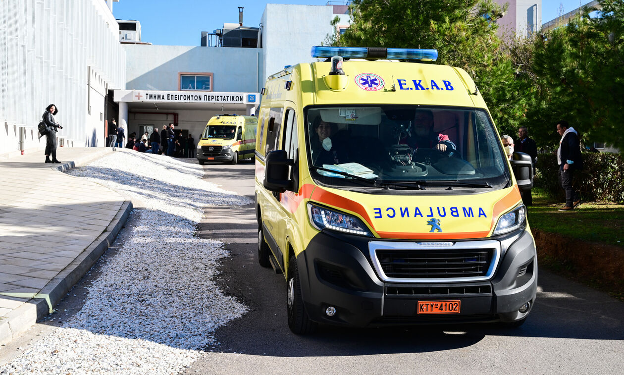 Ερέτρια: Αυτοκίνητο «καρφώθηκε» σε κατάστημα