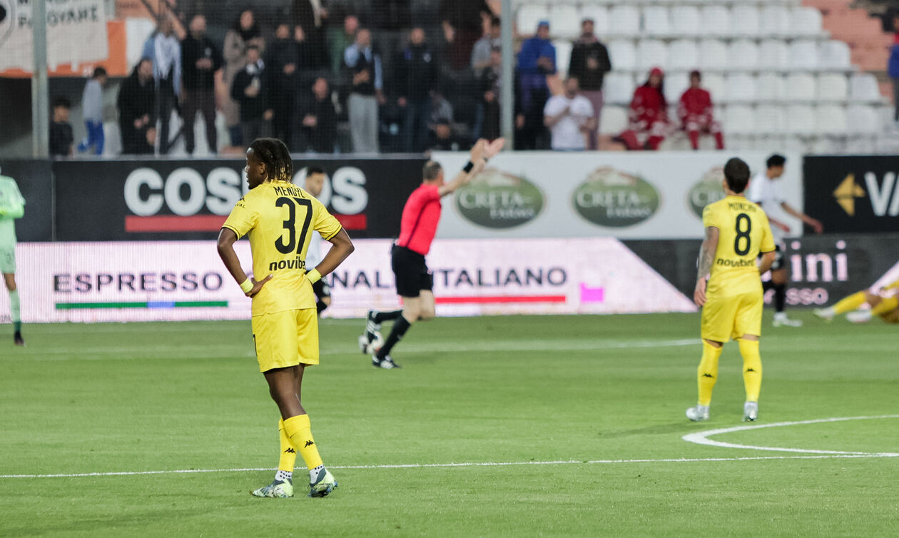 Διακοπή στο ΟΦΗ-Άρης: Πρόβλημα με πυλώνα του γηπέδου