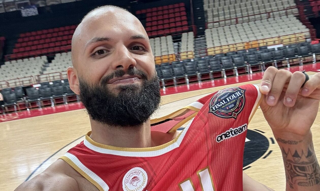 Το λογότυπο του Final 4 στη φανέλα του Ολυμπιακού