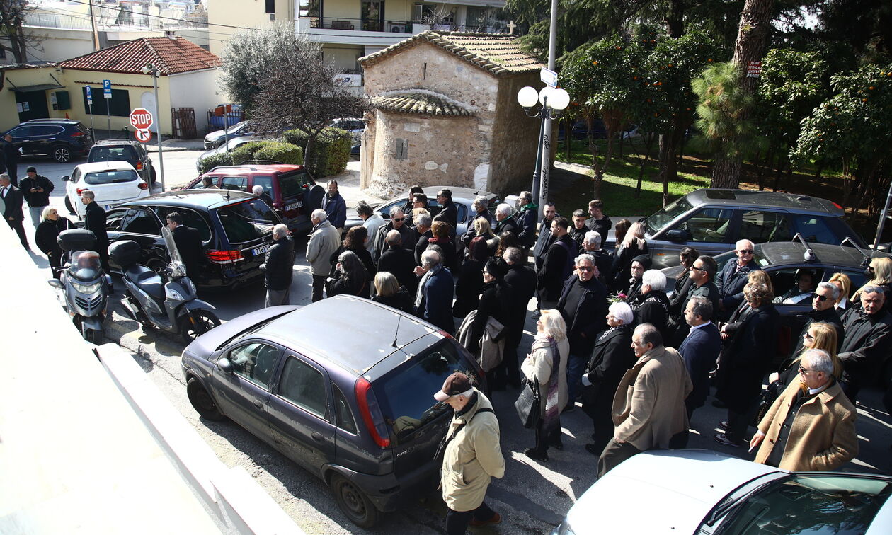 Λάρισα: Το τελευταίο αντίο στην 52χρονη που δολοφονήθηκε από τον γιο της 