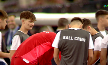 ΟΦΗ-Ολυμπιακός: Τα αυτόγραφα του Κάρμο στα ball boys (vid)