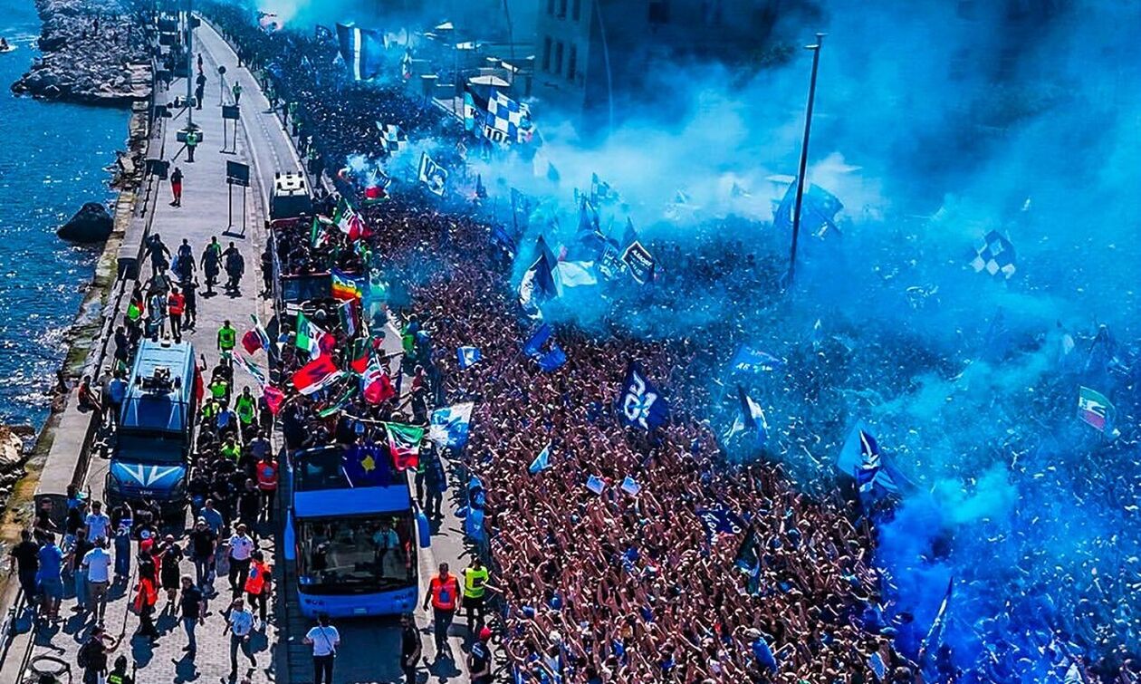 Απίθανες εικόνες από τη Νάπολη και την παρέλαση των πρωταθλητών