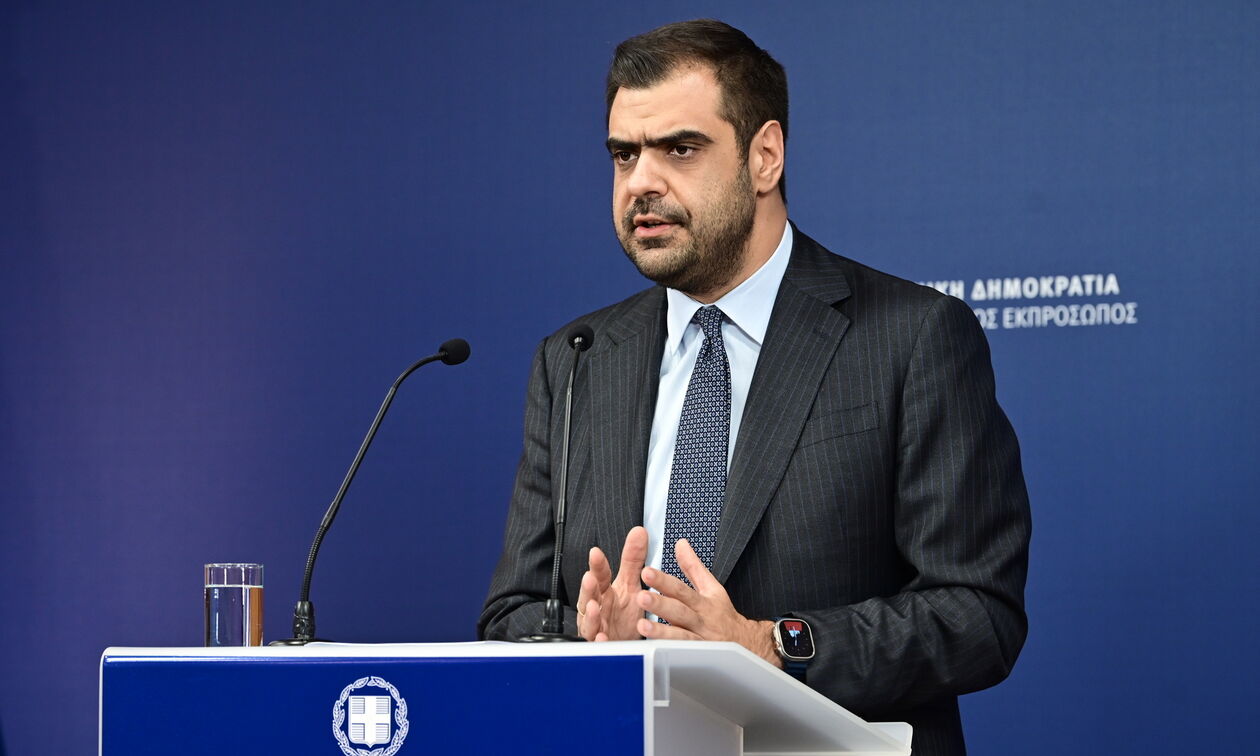 Αντί να λύσουν τα κορδόνια τους, τα κόβουν με μαχαίρι...