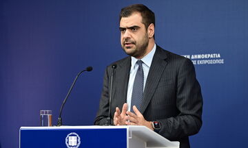 Αντί να λύσουν τα κορδόνια τους, τα κόβουν με μαχαίρι...