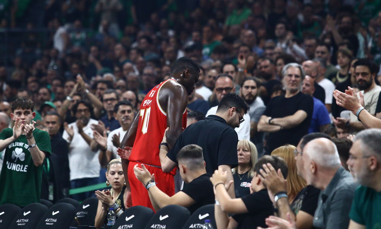 Παναθηναϊκός - Ολυμπιακός: Σοκ στο ΟΑΚΑ, χτύπησε στο γόνατο ο Φαλ (vid)