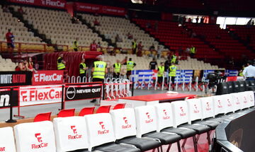 Ελληνικές σημαίες πίσω από τον πάγκο του Παναθηναϊκού