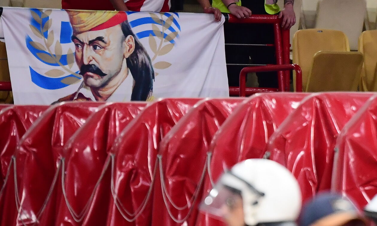 Ολυμπιακός - Παναθηναϊκός: Και ο... Κολοκοτρώνης παρών στο ΣΕΦ!