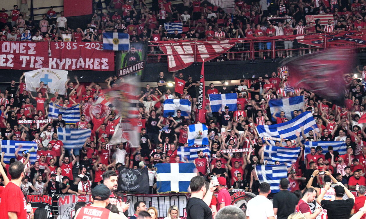 Γεμάτο ελληνικές σημαίες το ΣΕΦ (pics)