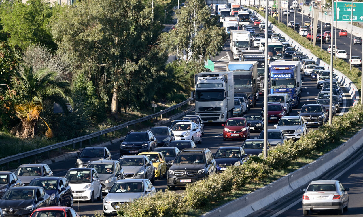 Λ. Κηφισίας: Κυκλοφοριακό κομφούζιο από πτώση μπετόν