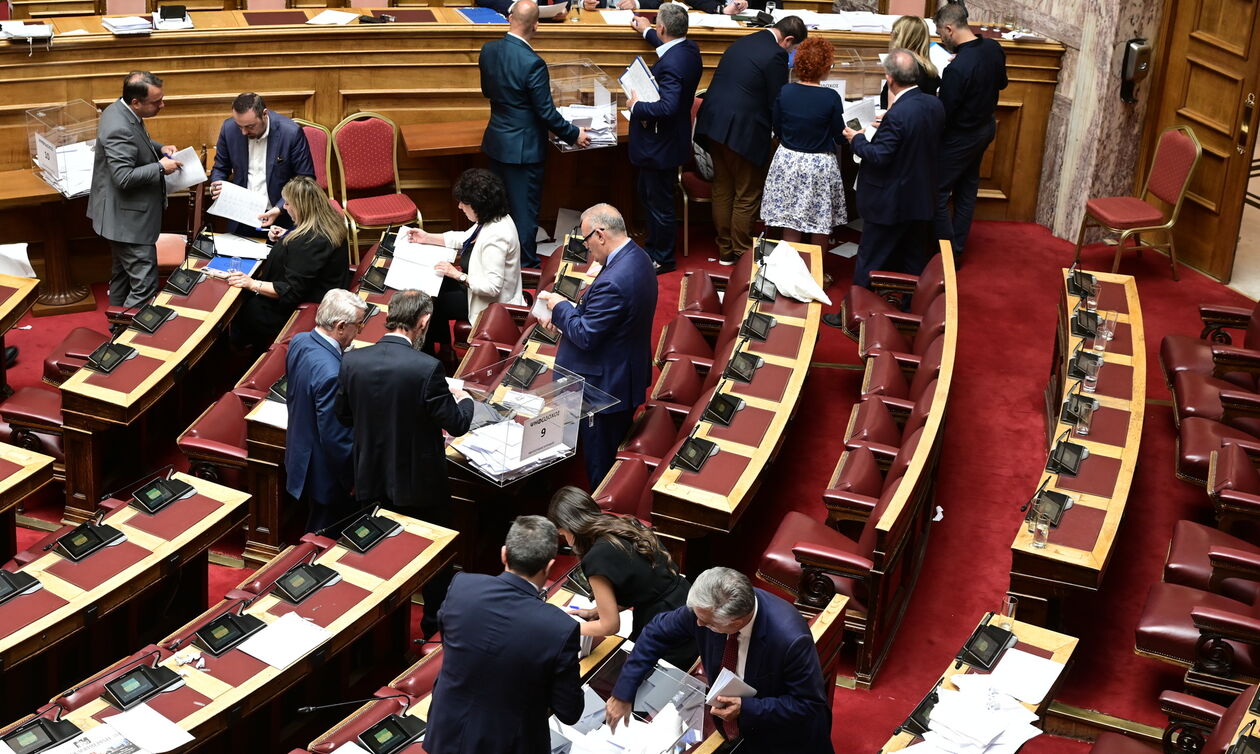 Βουλή: Πέρασε η πρόταση της ΝΔ για την προανακριτική Καραμανλή