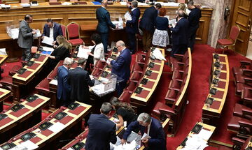 Βουλή: Πέρασε η πρόταση της ΝΔ για την προανακριτική Καραμανλή