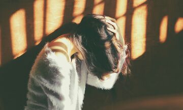 Καλοκαιρινός πονοκέφαλος: Πού οφείλεται και πώς μπορούμε να τον προλάβουμε