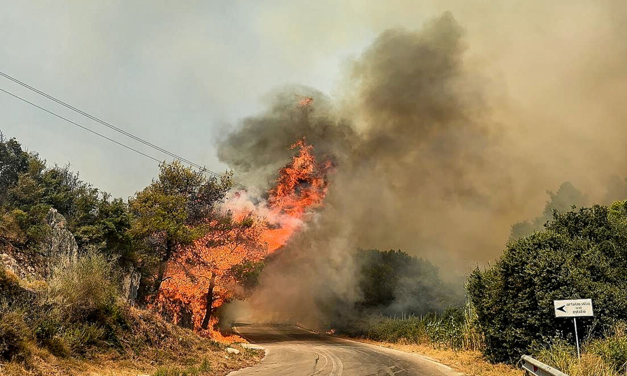 Πυρκαγιά στη Χίο: Απειλούνται χωριά - Αλλεπάλληλα μηνύματα από το 112