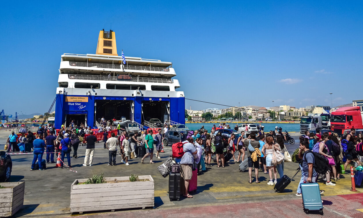 «Blue Star Mykonos»: Απέπλευσε μετά την άρση της απαγόρευσης απόπλου