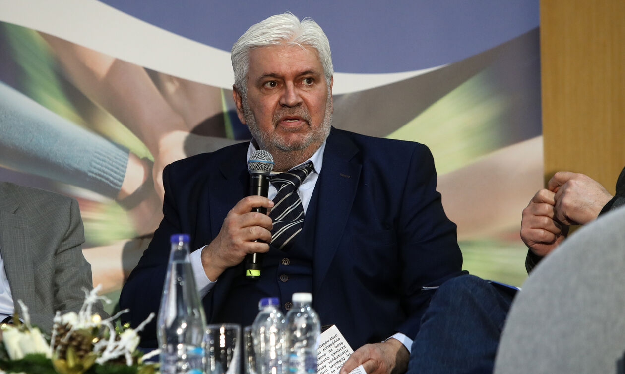 Καραμπέτσος: Συνεχάρη την Εθνική γυναικών