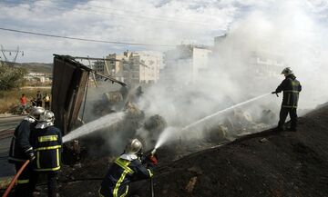 Νταλίκα πήρε φωτιά στην Εθνική Οδό Πατρών – Κορίνθου