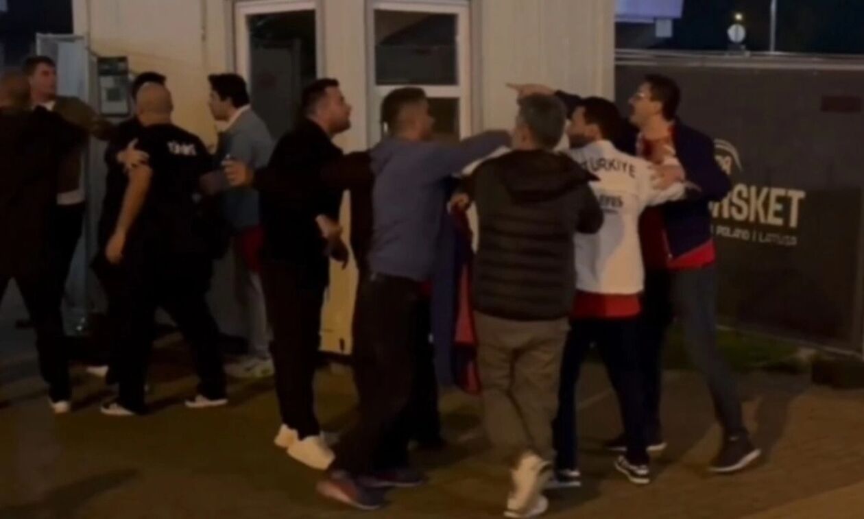  Ένταση μεταξύ Eλλήνων και Τούρκων μετά το τέλος του ημιτελικού, έξω από το γήπεδο