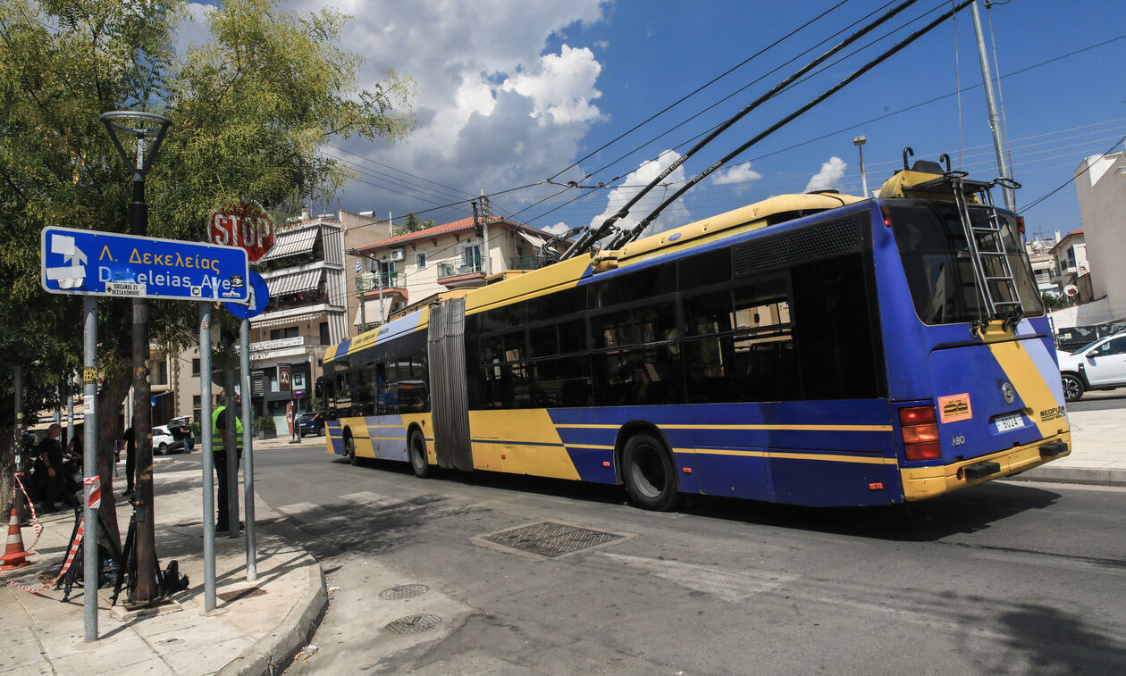 Ξυλοκόπησαν άγρια οδηγό τρόλεϊ στον Πειραιά για ένα κορνάρισμα