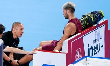 Νικάει και τραυματίας ο Αλκαράθ