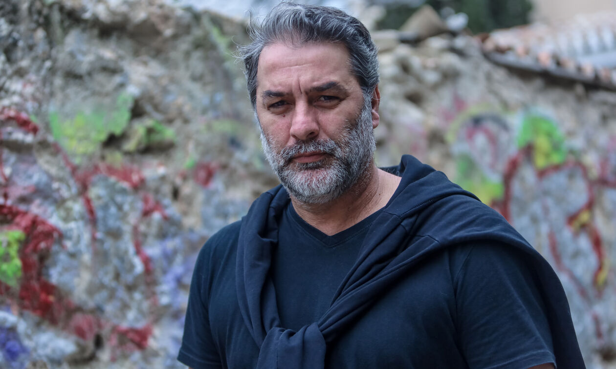 Στο τμήμα πέρασε τη νύχτα ο Βασίλης Μπισμπίκης – Το κρητικό γλέντι, η εκπομπή και τα αυτοκίνητα