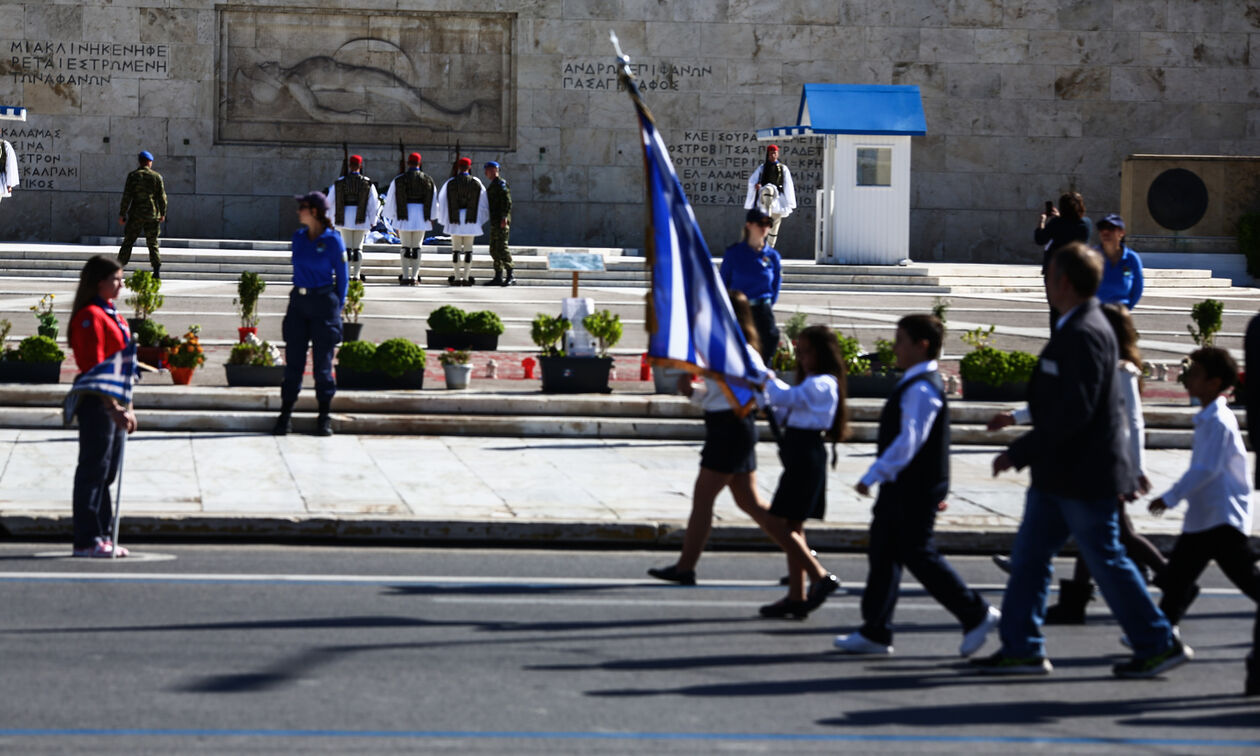 28η Οκτωβρίου: Πλήθος κόσμου στο Σύνταγμα για τη μαθητική παρέλαση