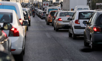 Στο «κόκκινο» η Αττική οδός λόγω τροχαίου, 20λεπτες καθυστερήσεις 