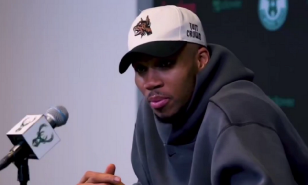 Αντετοκούνμπο για τα σενάρια που τον ήθελαν στους Νικς: «Δεν το θυμάμαι αυτό»