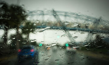 Καιρός: Αυξημένες νεφώσεις και βροχές σήμερα Κυριακή