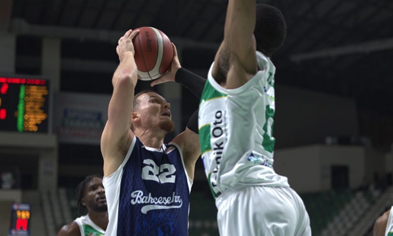 Super Ligi: Ο Φλιν πέταξε την μπάλα στα court seats και οι οπαδοί εισέβαλαν στο παρκέ! (vid)