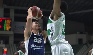 Super Ligi: Ο Φλιν πέταξε την μπάλα στα court seats και οι οπαδοί εισέβαλαν στο παρκέ! (vid)