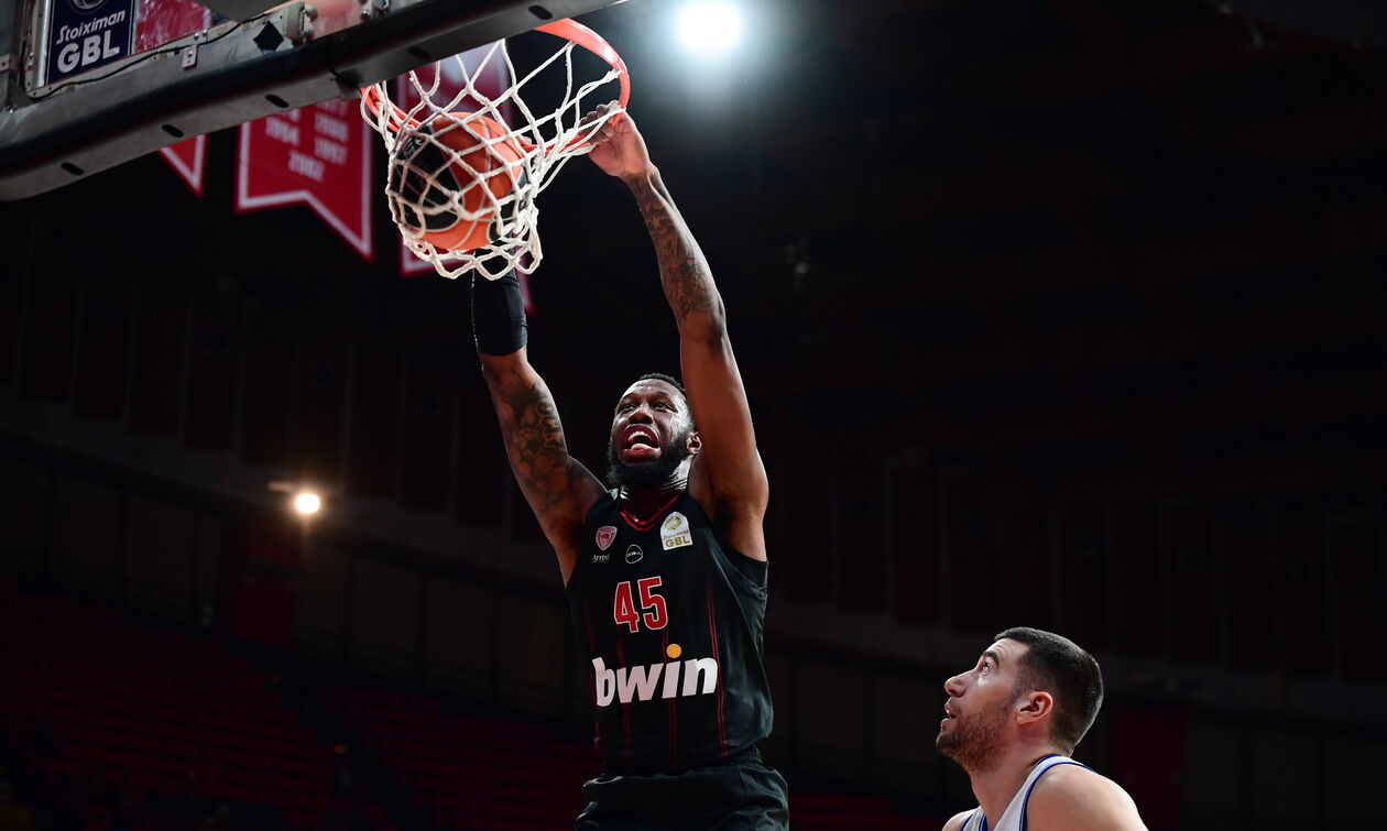 Ντόντα Χολ: «Δεν μετράω τα καρφώματα» (vid)