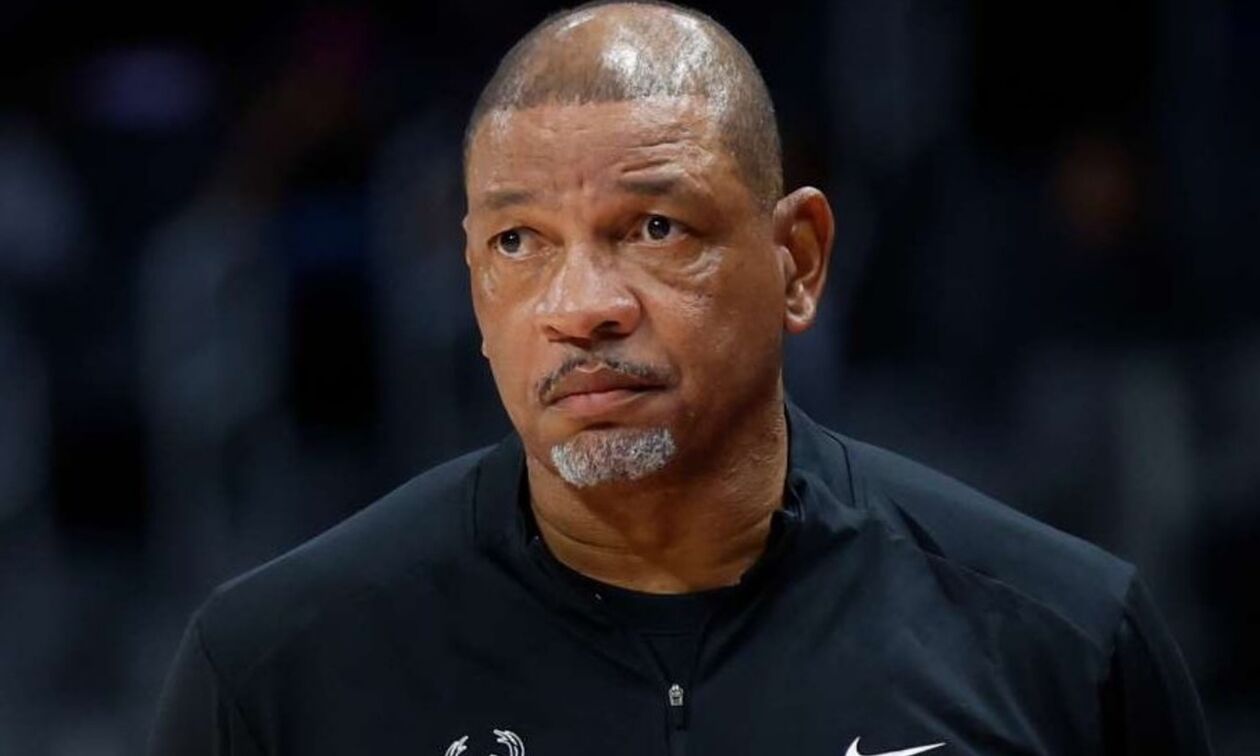 Έξαλλος ο Ντοκ Ρίβερς: «Είναι απίστευτο το πόσο διαφορετικά σφυρίζουν τον Γιάννη»!