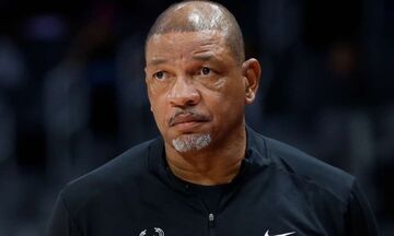 Έξαλλος ο Ντοκ Ρίβερς: «Είναι απίστευτο το πόσο διαφορετικά σφυρίζουν τον Γιάννη»!