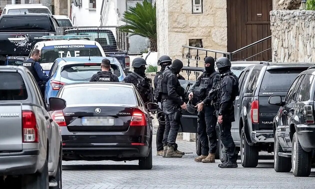 Συνεχίζονται οι έρευνες για τη βόμβα και τα όπλα στα Βορίζια