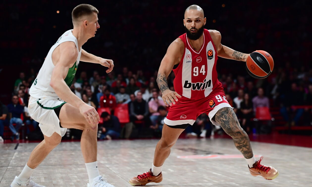 «Un Sacre Club»: Τα απίθανα παπούτσια του Εβάν Φουρνιέ (vid)